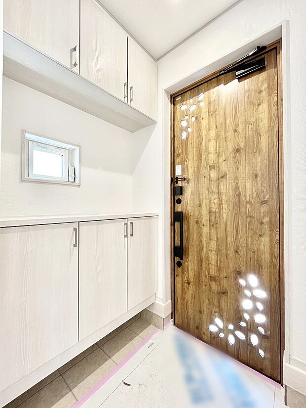 明るい玄関はお客様をお出迎えするのにぴったりです！   