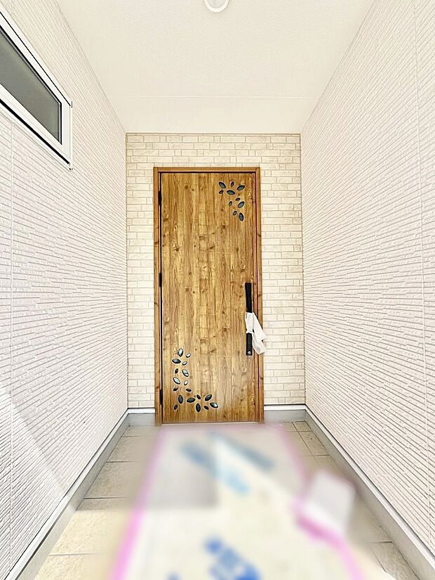 大切な家族、来客を出迎える玄関。玄関前は屋根付きで雨が降っていても濡れにくいです。 