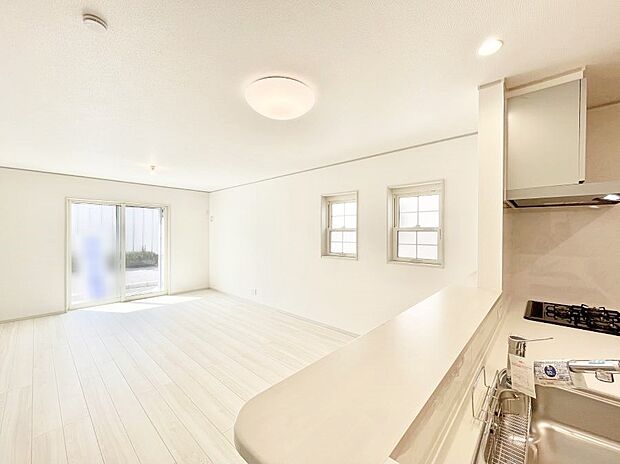 明るい陽光が注ぎ、寛ぎの雰囲気に満たされるリビング・ダイニング。 