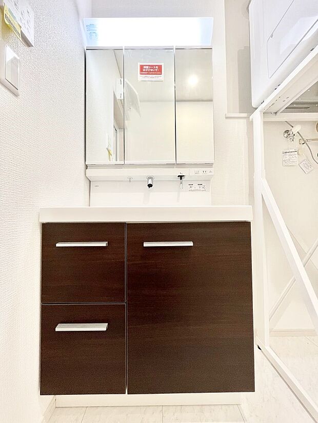 三面鏡の裏に、化粧品や衛生用品などを収納可能。洗面台をすっきりと保ちます！  