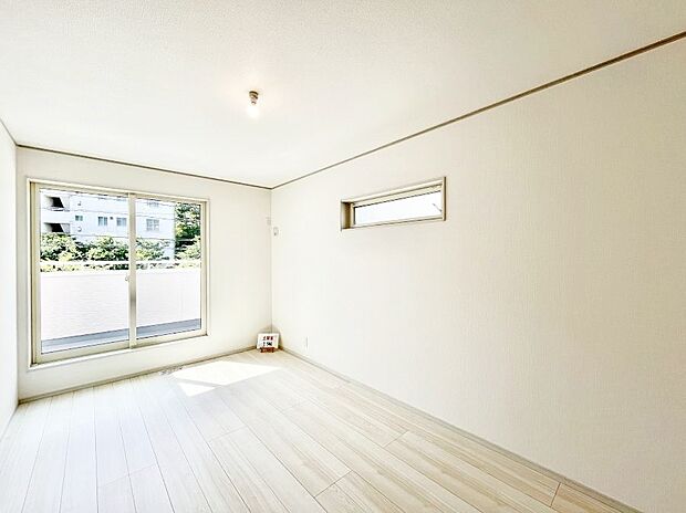 明るいバルコニーサイドに洋室を設置。目覚めの良い寝室に。 