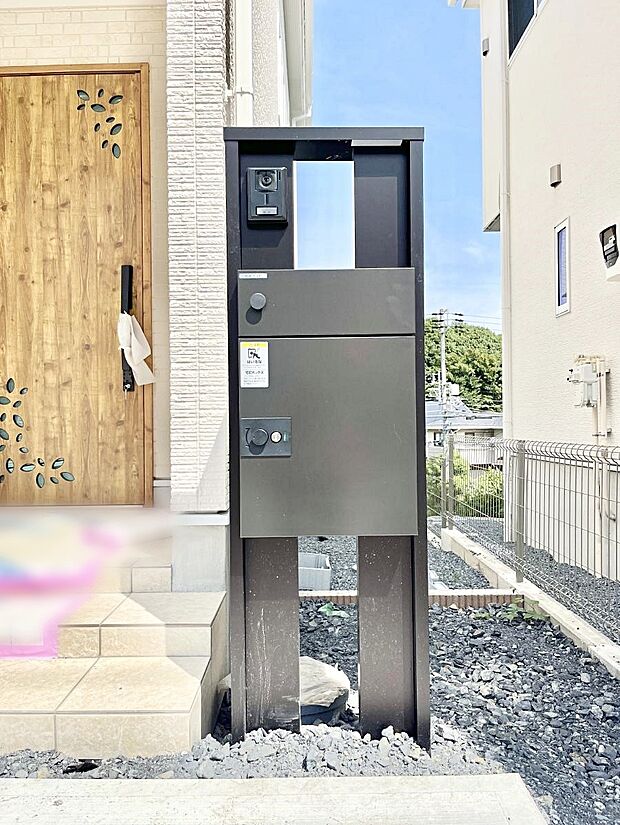 表札・インターホン・ポスト・宅配ＢＯＸをひとつに集約。エントランスになじむシンプルデザイン。