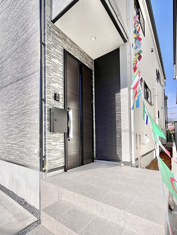 大切な家族、来客を出迎える玄関。