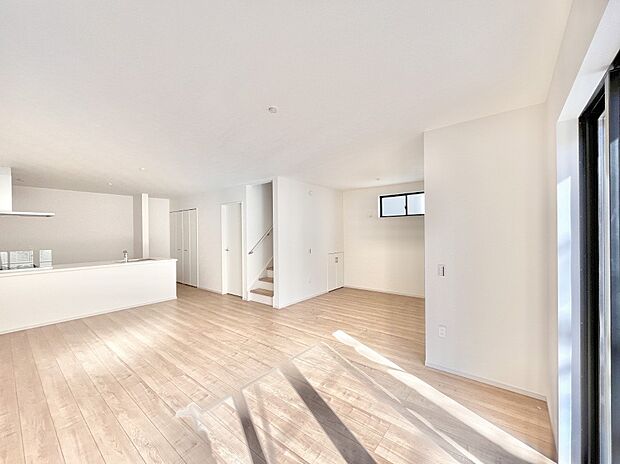 明るい陽光が注ぎ、寛ぎの雰囲気に満たされるダイニング。