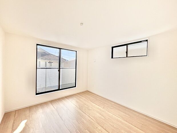 バルコニーが開放感をプラスしてくれる洋室