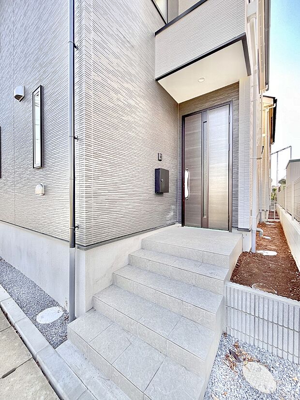 大切な家族、来客を出迎える玄関。