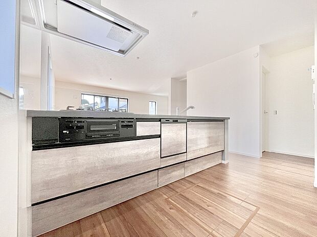 リビングで遊ぶお子様を見守りながらお料理ができる対面キッチン。