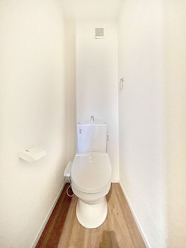 明るく清潔感のあるトイレです。 