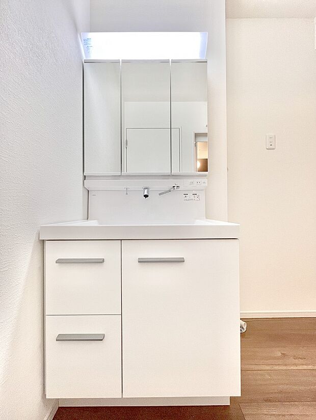 収納力と機能性に優れた洗面化粧台