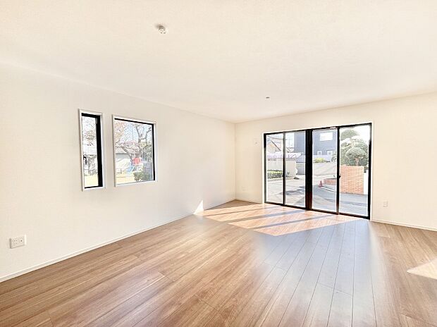 明るい陽光が注ぎ、寛ぎの雰囲気に満たされるダイニング。