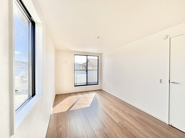 バルコニーが開放感をプラスしてくれる洋室