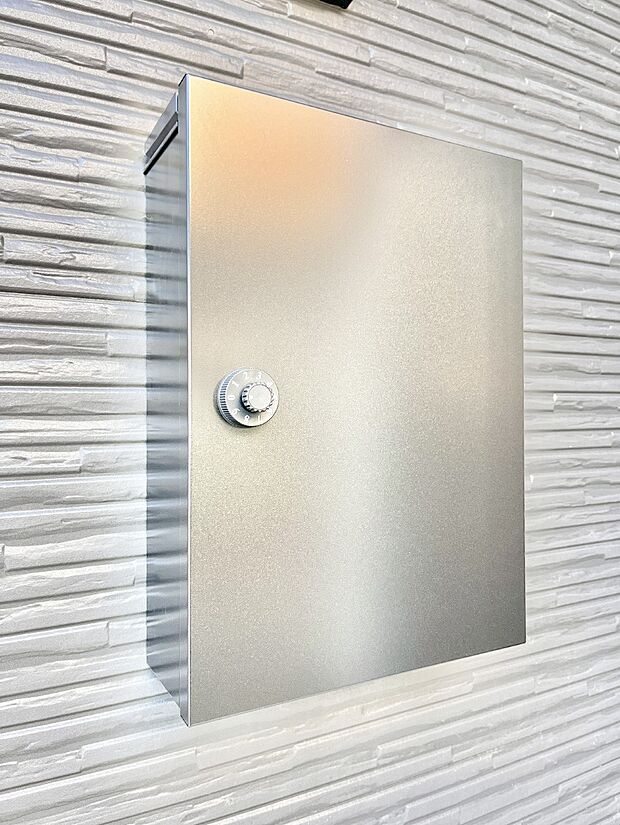 シンプルデザインのポスト。