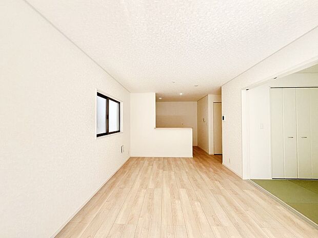 明るい陽光が注ぎ、寛ぎの雰囲気に満たされるリビング・ダイニング。   