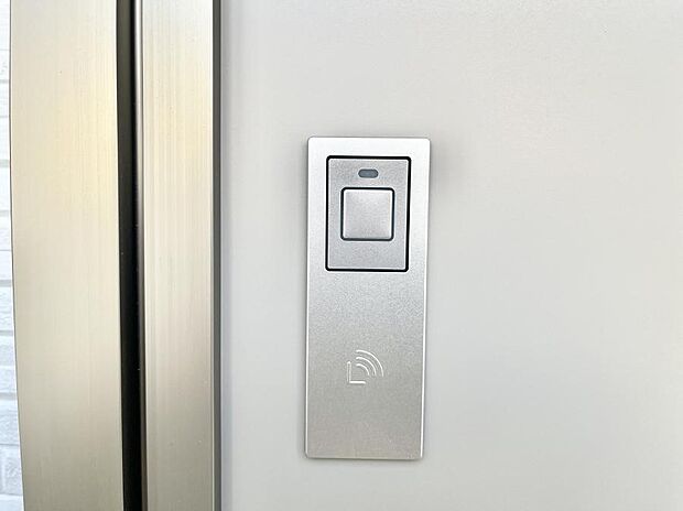 スマートに開錠できる電子キー  