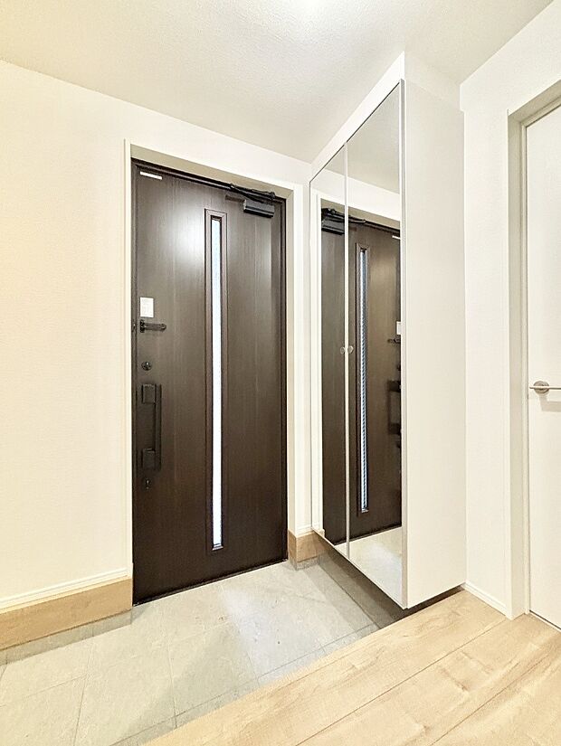 ガラススリットの入った玄関ドアが室内に光を届けてくれます