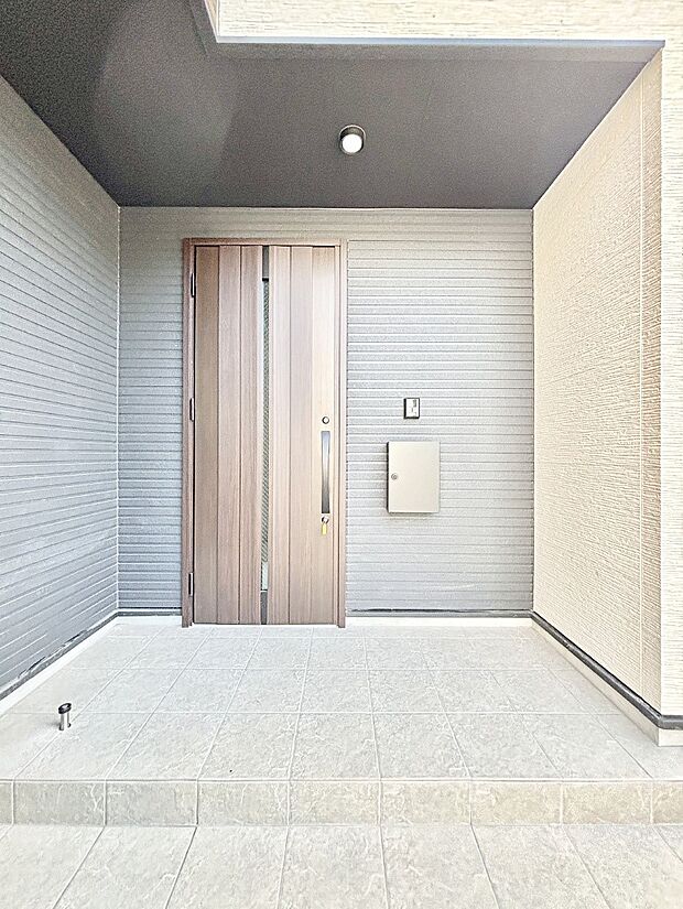 大切な家族、来客を出迎える玄関。玄関前は屋根付きで雨が降っていても濡れにくいです。