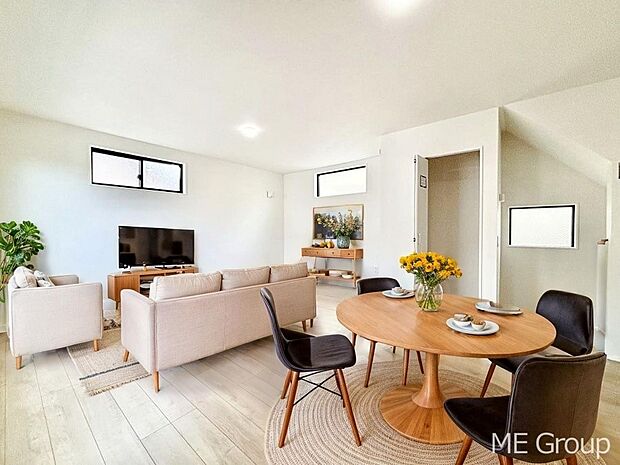 ご家族の賑やかな話し声で包まれる明るいリビング ※家具はCGです