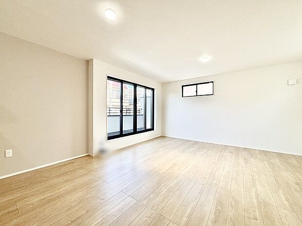 大きな窓からたっぷりの陽光と風を感じられるリビング