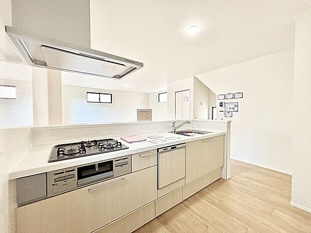 カウンター越しに楽しいおしゃべり。いつものお料理がもっと美味しくなりそうですね。