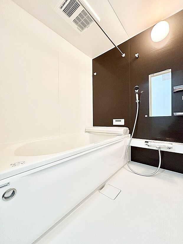 一日の疲れを癒してくれる明るい清潔感のあるバスルーム