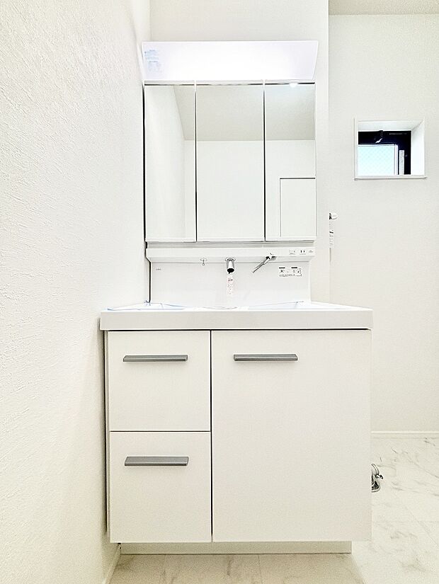 三面鏡の裏に、化粧品や衛生用品などを収納可能。洗面台をすっきりと保ちます!