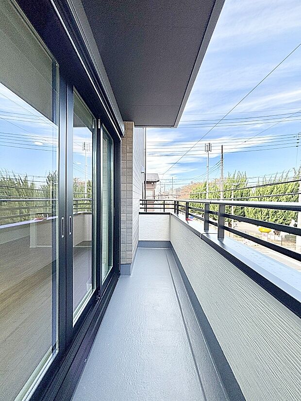 ゆったりバルコニーだから沢山お洗濯ものを干せます。