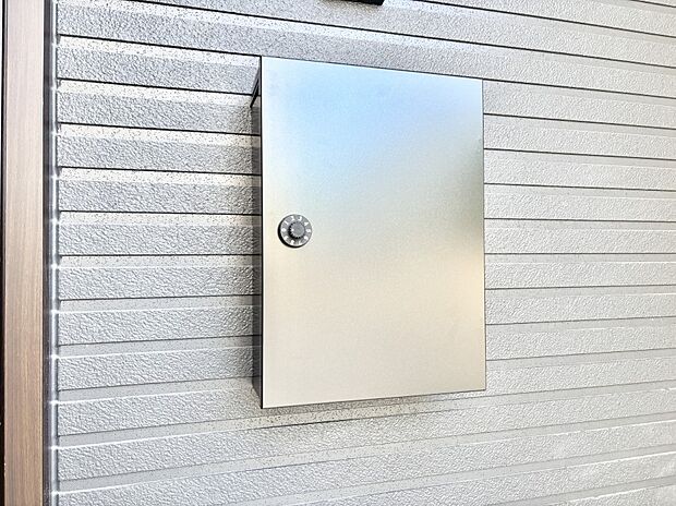 シンプルデザインのポスト。