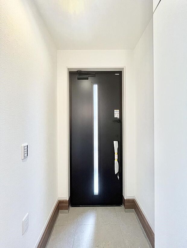 ガラススリットの入った玄関ドアが室内に光を届けてくれます