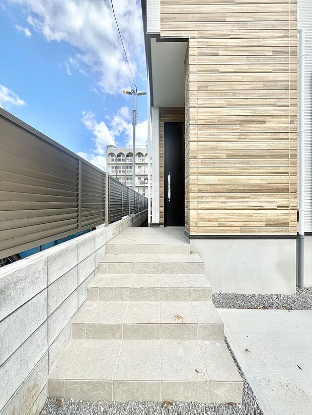 玄関アプローチにはプランターを並べて季節の花でお客様をおもてなしできます。