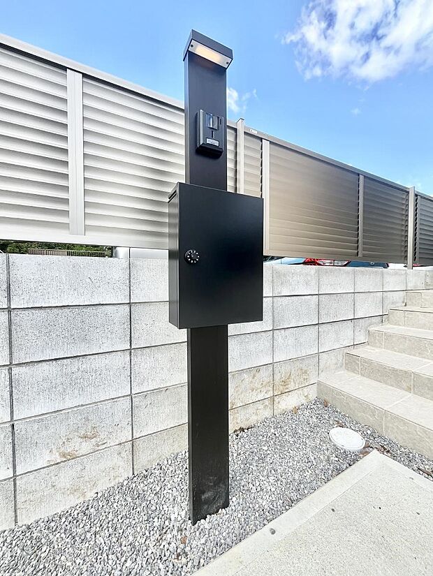 表札・インターホン・ポストをひとつに集約。エントランスになじむシンプルデザイン。