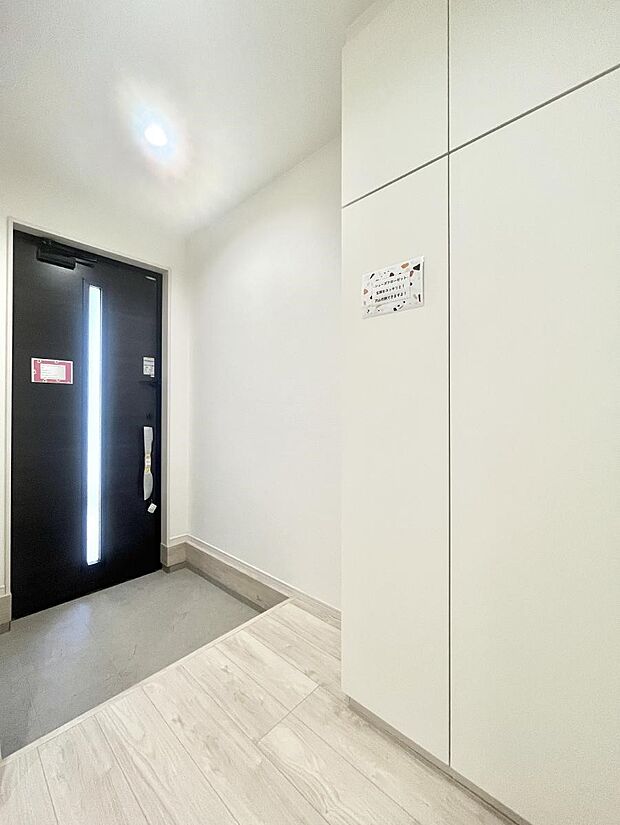 ガラススリットの入った玄関ドアが室内に光を届けてくれます