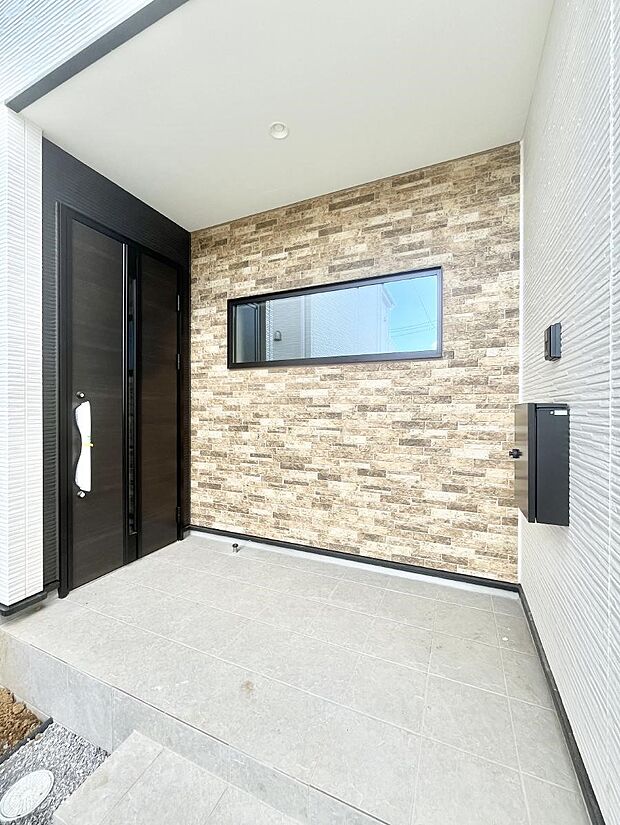 玄関アプローチにはプランターを並べて季節の花でお客様をおもてなしできます。