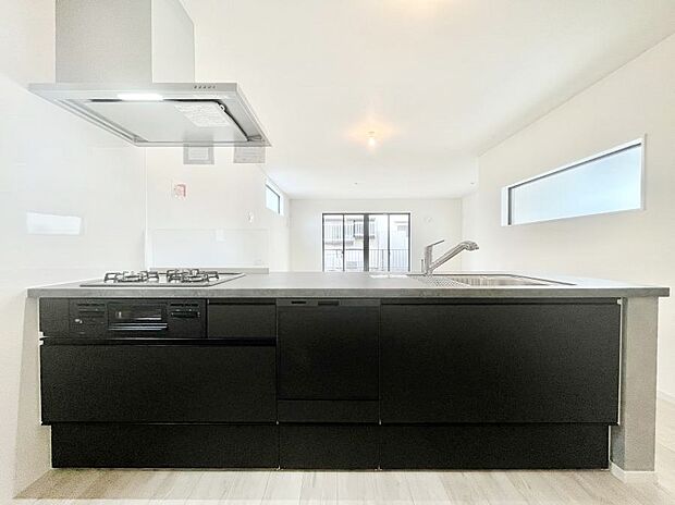 リビングを見渡せる人気のカウンターキッチン。 家族を見守りながら家事をすることができます。