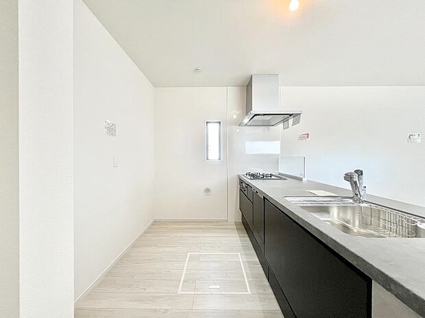 爽やかな風が通り抜けるキッチン。窓があるので明るく換気にも役立ちます。