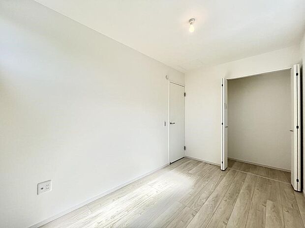 窓からのやさしい光が心地よいプライベートルーム  