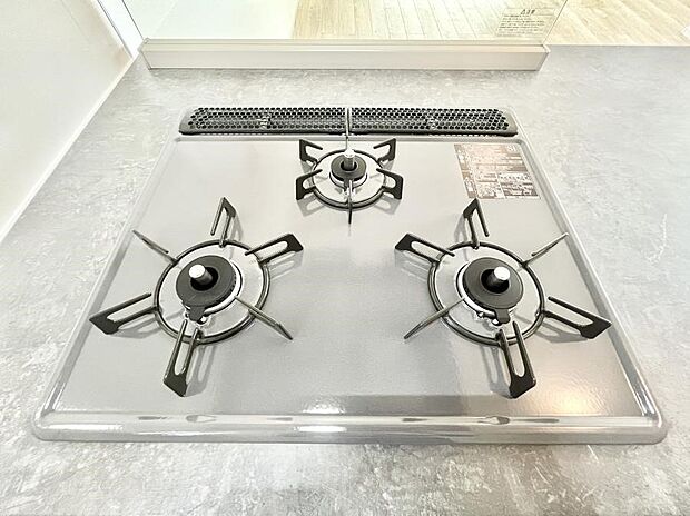 ガスコンロはSiセンサー搭載。火力調節や焦げ付き・消し忘れも防いでくれます。