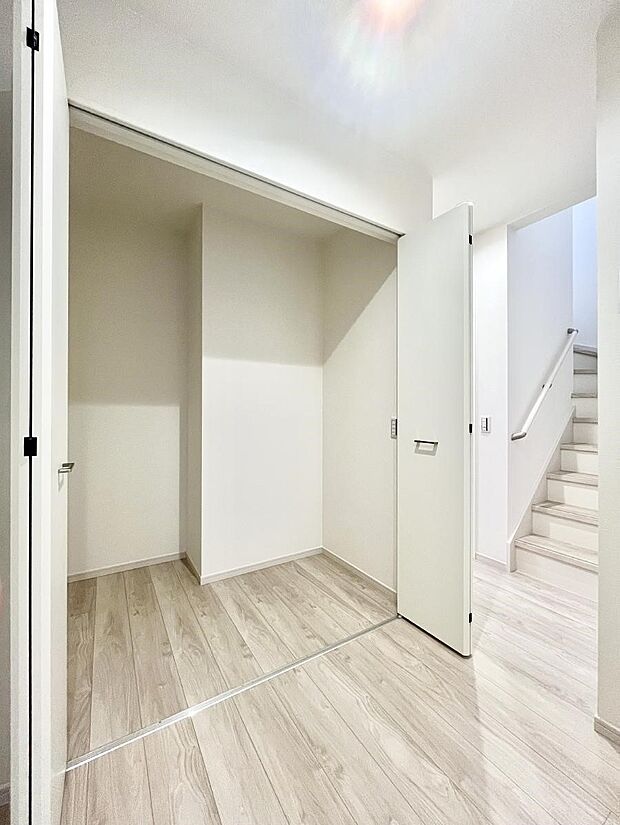 1階のファミリークロークは家族みんなで共有できる収納スペース