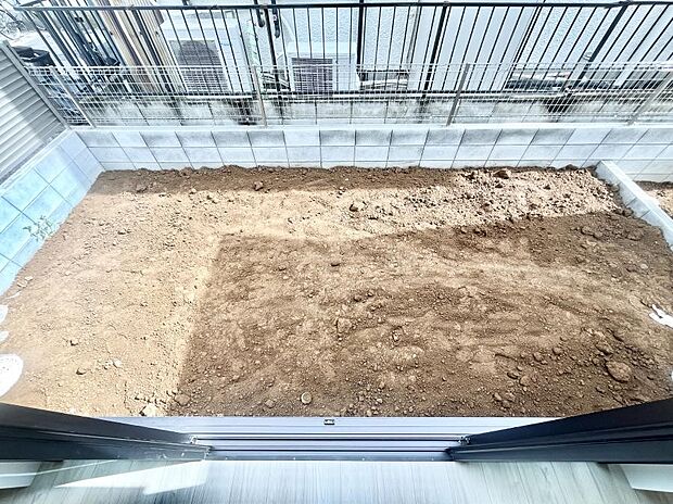 ガーデニングや家庭菜園も楽しめるお庭付き。