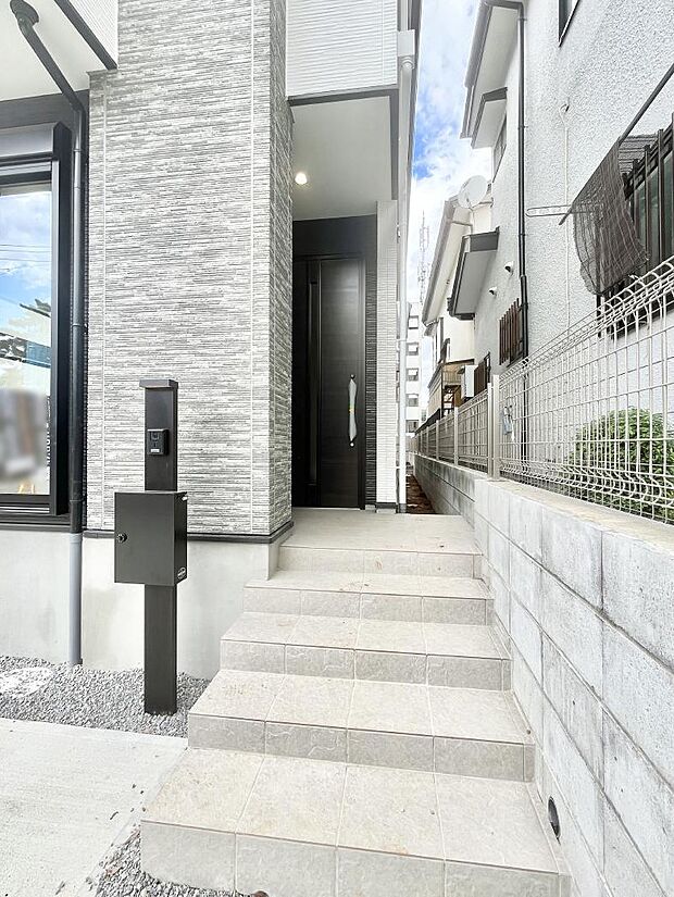 玄関アプローチにはプランターを並べて季節の花でお客様をおもてなしできます。