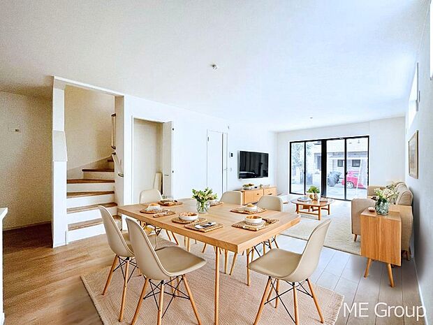 ご家族の賑やかな話し声で包まれる明るいリビング  ※家具はCGです