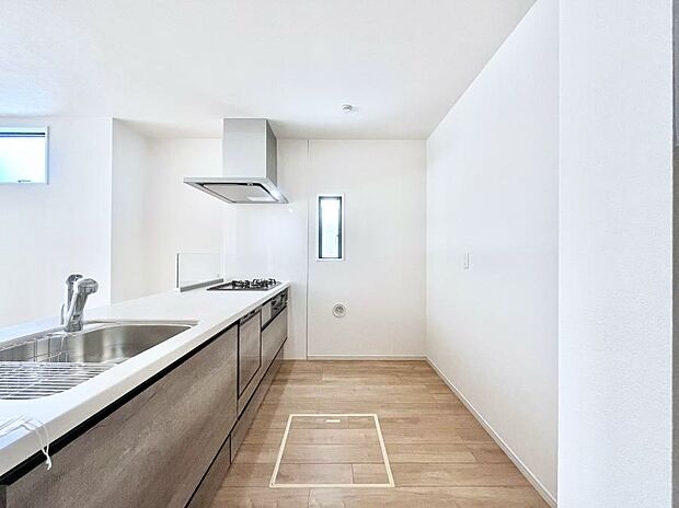 爽やかな風が通り抜けるキッチン。窓があるので明るく換気にも役立ちます。