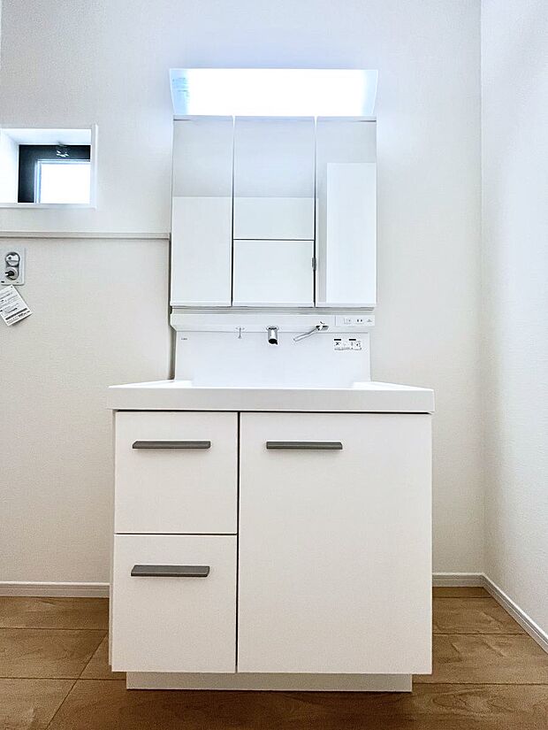 大きく見やすい三面鏡で清潔感ある洗面台は、身だしなみチェックや肌のお手入れにおすすめです。 