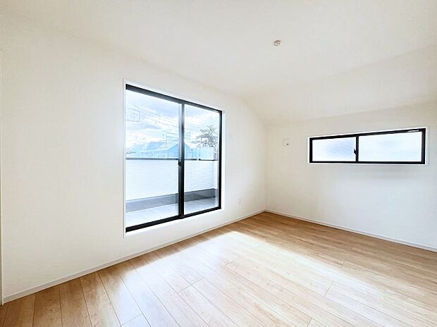 明るいバルコニーサイドに洋室を設置。目覚めの良い寝室に。 