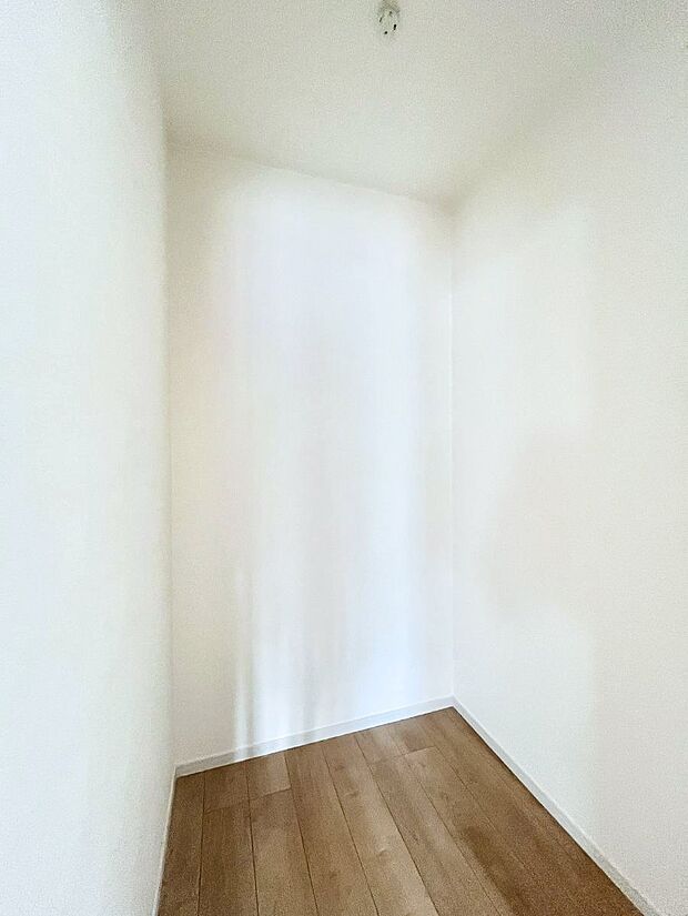 リビングには家族みんなで共有できるWIC。ファミリークロークとしてお使いいただけます。