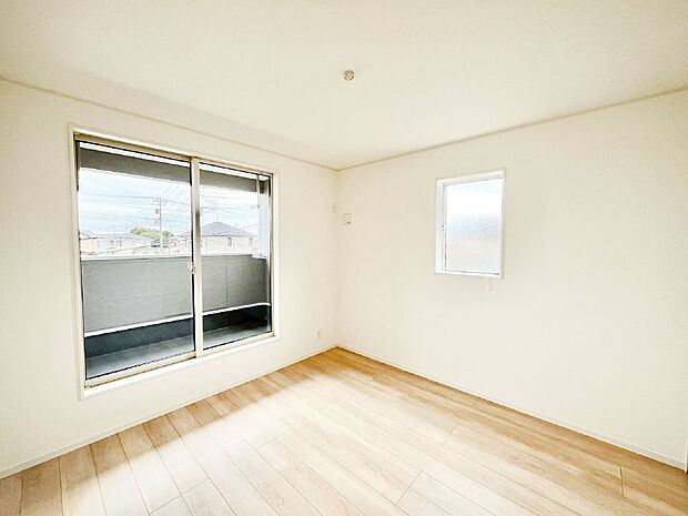 窓からのやさしい光が心地よいプライベートルーム  