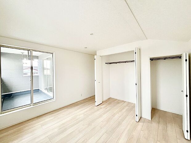 明るいバルコニーサイドに洋室を設置。目覚めの良い寝室に。 