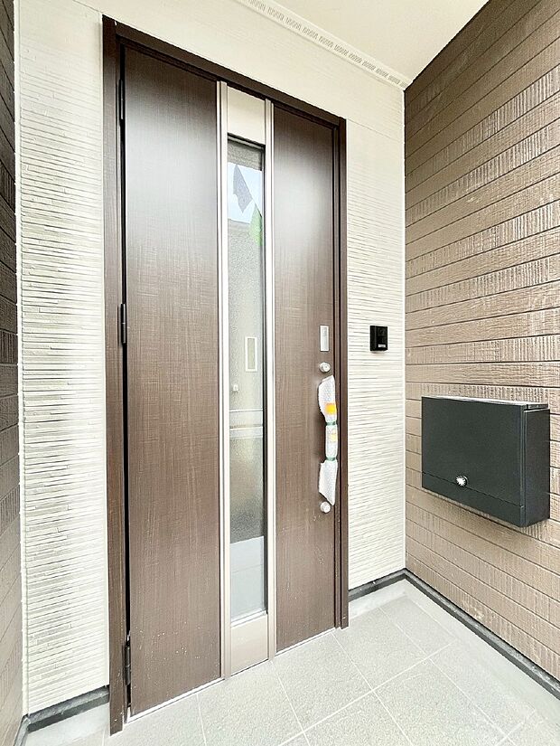 大切な家族、来客を出迎える玄関。