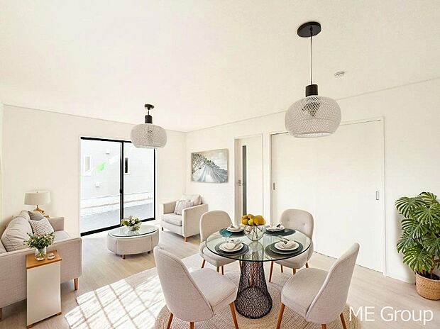 ご家族の賑やかな話し声で包まれる明るいリビング ※家具はCGです