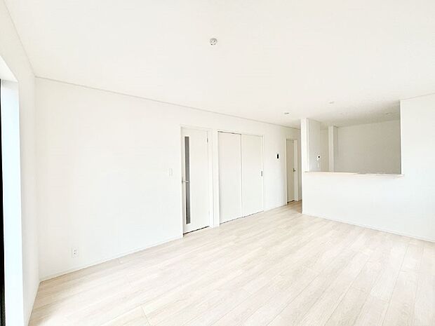 明るい陽光が注ぎ、寛ぎの雰囲気に満たされるリビング・ダイニング。