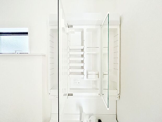 三面鏡の裏に、化粧品や衛生用品などを収納可能。洗面台をすっきりと保ちます!